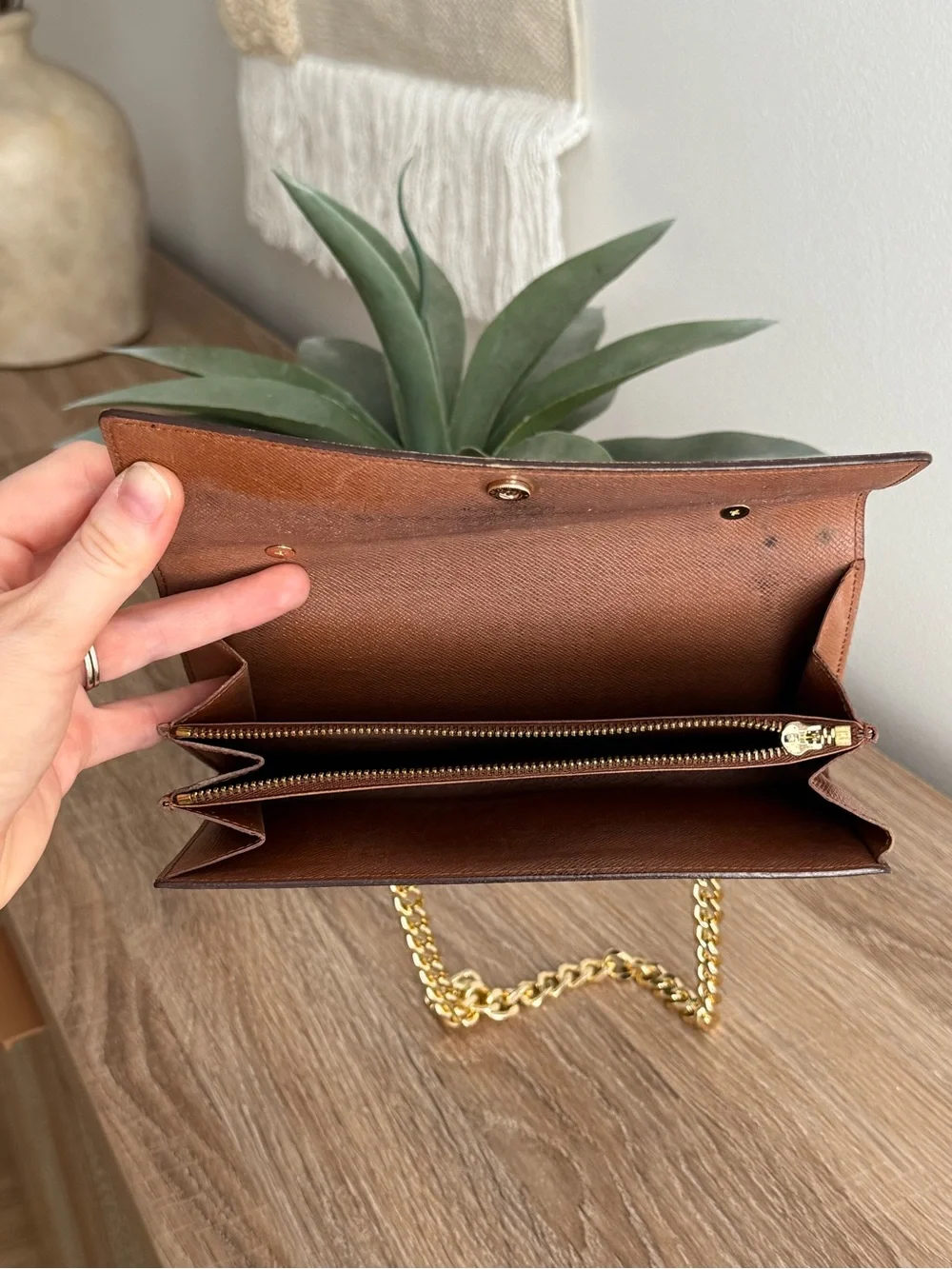 ✅AUTH✅LOUIS VUITTON WALLET ON A CHAIN